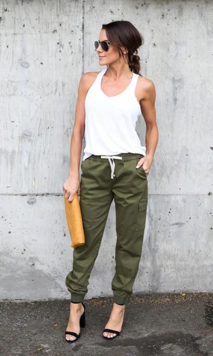 Chica usando un jogger pant de color verde militar con una blusa de tirantes de color blanco