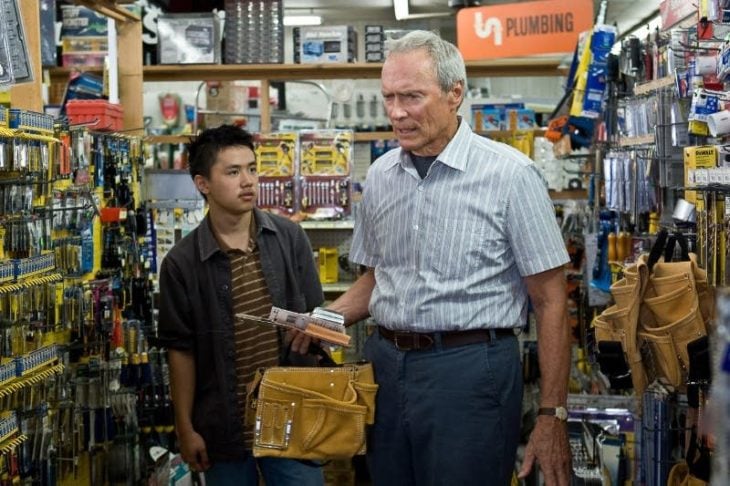 Clint Eastwood y Bee Vang como Walt Kowalski y Thao Vang en Gran Torino