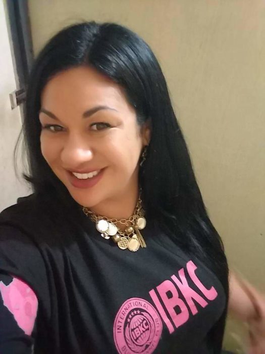 Tiffany McLemore con su camiseta de International Bully Kennel Club