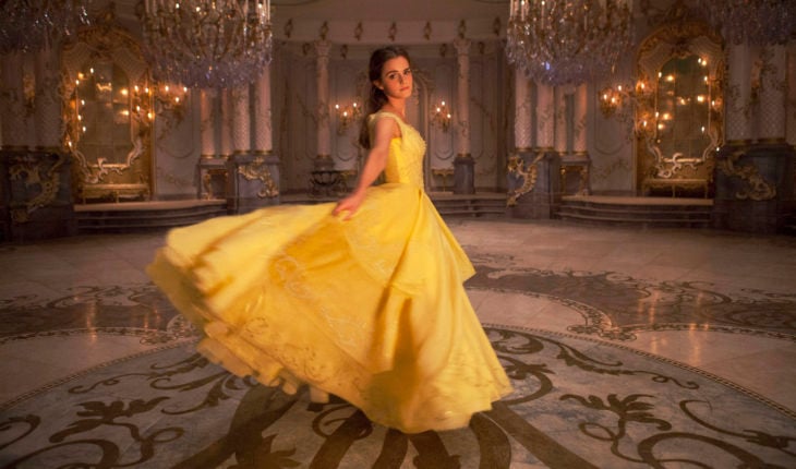 Película de Disney live action, La Bella y la Bestia con Emma Watson con vestido amarillo