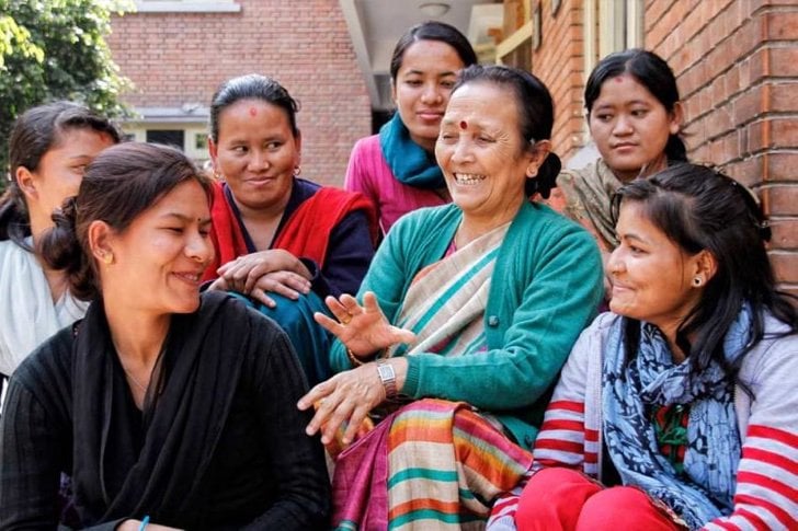 Anuradha Koirala con niñas y mujeres en su casa de acogida