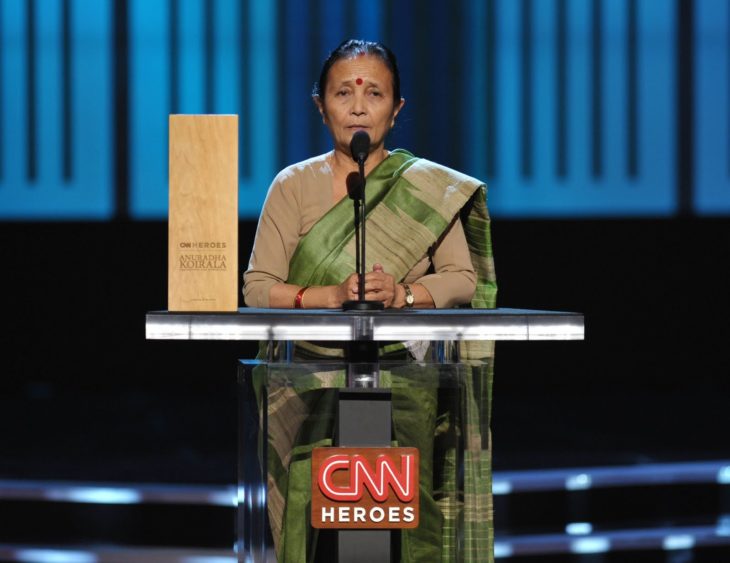 Anuradha Koirala recibiendo su premio de CNN Héroes