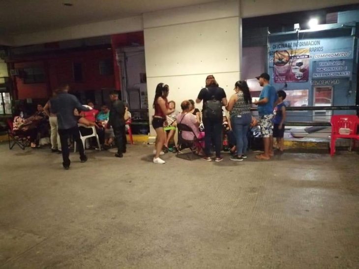 momentos en los que Sarahí García reparte comida a las afueras del hospital del IMSS en Matamoros