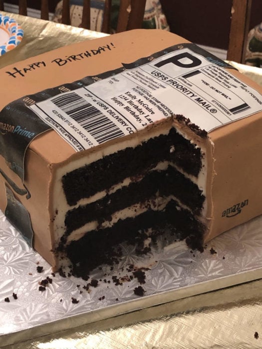 Pastel en forma de caja de embalaje de Amazon cortado del lado inferior derecho 