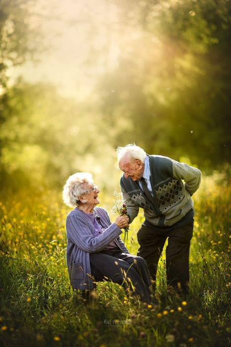 Abuelos caminando por un jardín, fotografía de Sujata Setia