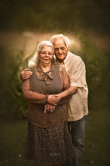 Abuelos abrazados por la espalda, fotografía de Sujata Setia