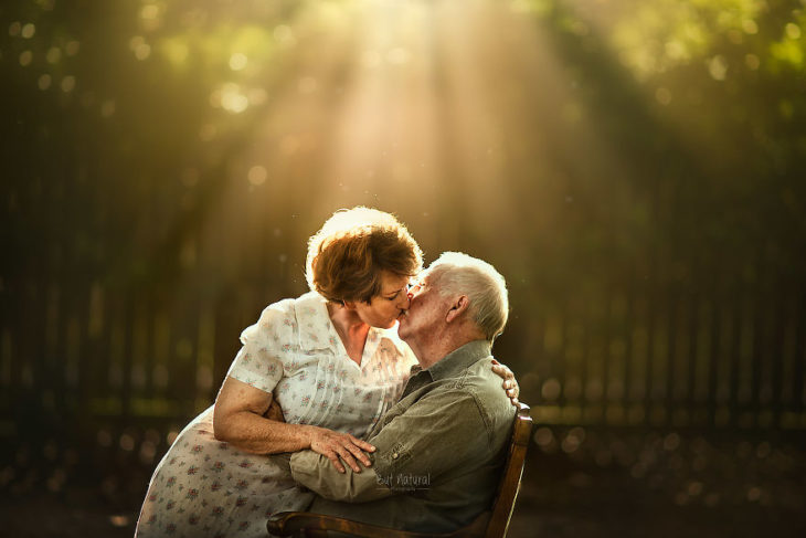 Abuelo besándose en un jardín, fotografía de Sujata Setia