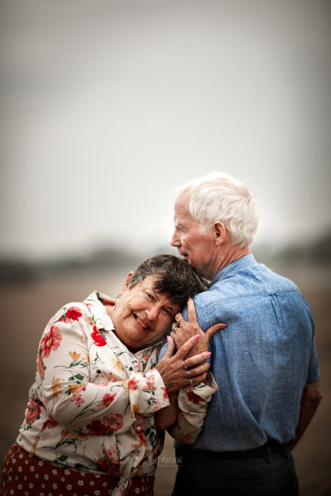 Abuela recargada sobre el hombro de su esposo. fotografía de Sujata Setia