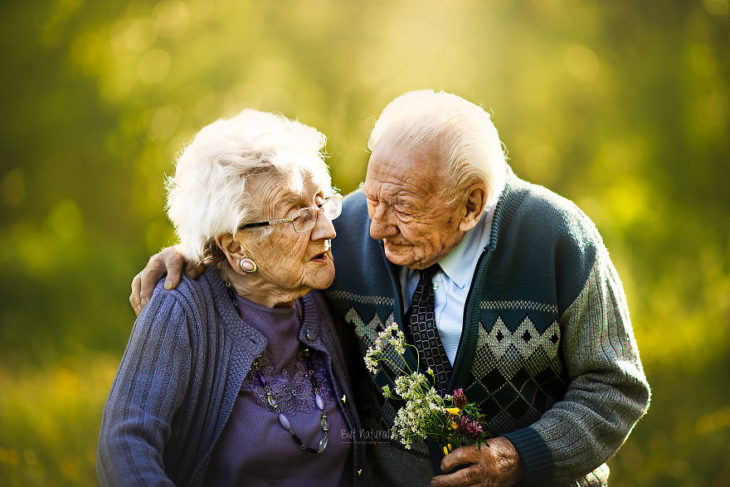 Abuelos mirándose a los ojos, sonriendo, fotografía de Sujata Setia