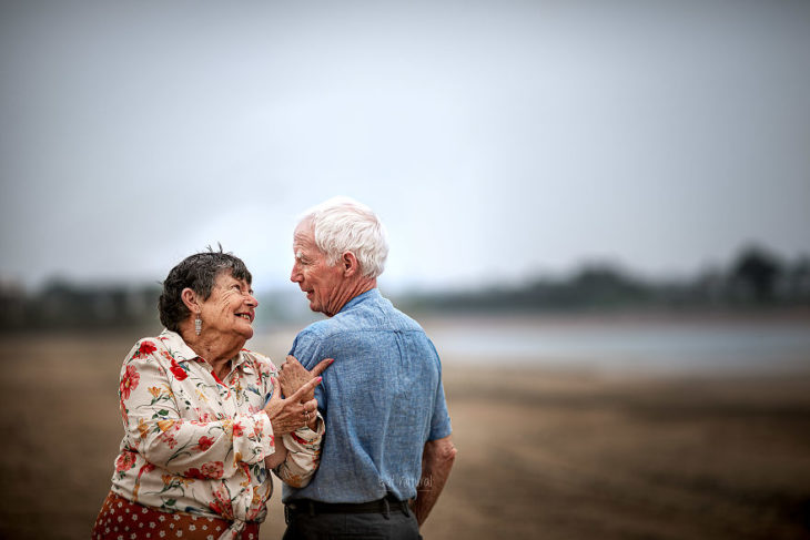 Abuelos mirándose a los ojos, sonriendo, fotografía de Sujata Setia