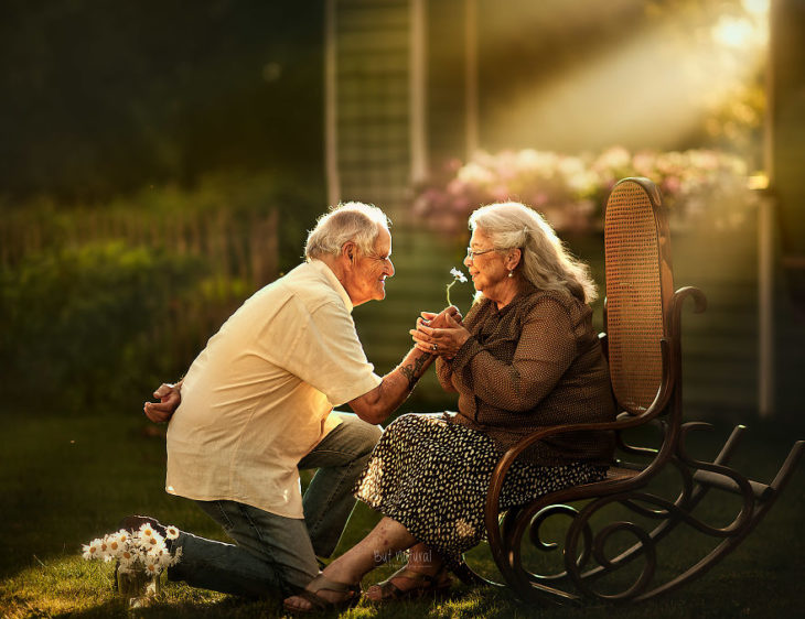 Abuelo inclinado, sosteniendo la mano de una abuela, fotografía de Sujata Setia