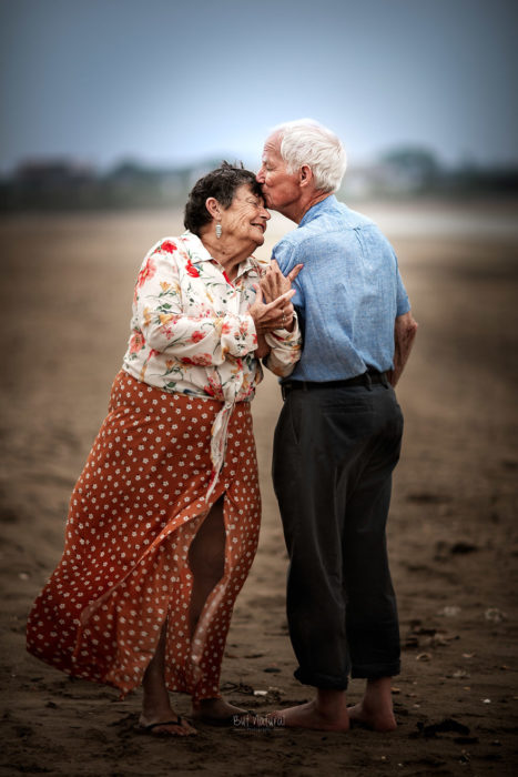 Abuelo besando la frente de una abuela, fotografía de Sujata Setia