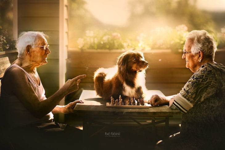 Abuelos mirando a su perro sobr ela mesa, fotografía de Sujata Setia