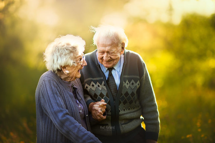 Par de abuelitos sonriendo y jugueteando, fotografía de Sujata Setia