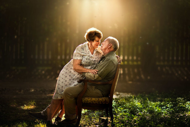 Abuelo cargando sobre sus piernas a su esposa, fotografía de Sujata Setia