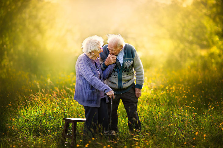 Abuelo besando la mano de su esposa, fotografía de Sujata Setia