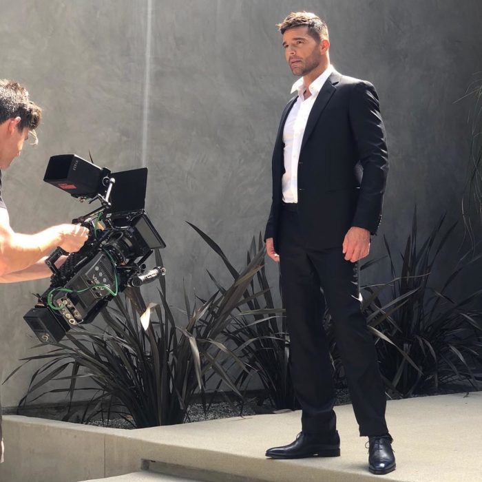 Ricky Martin en una de las fotos que publicó en sus redes en el detrás de cámaras de su nuevo video