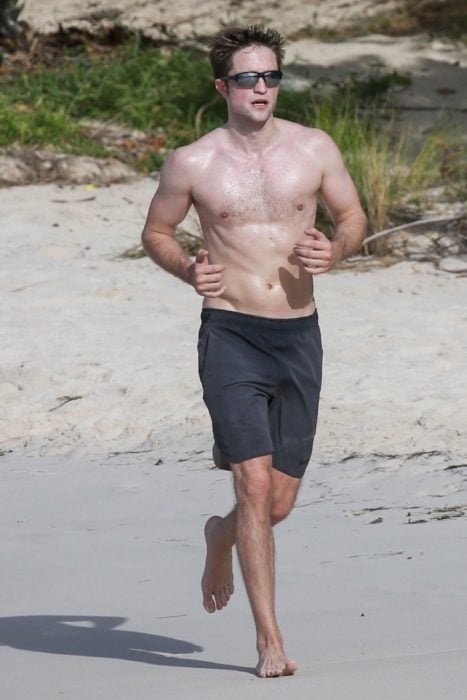 Robert Pattinson corriendo por la playa mientras entrena para su papel de Batman 