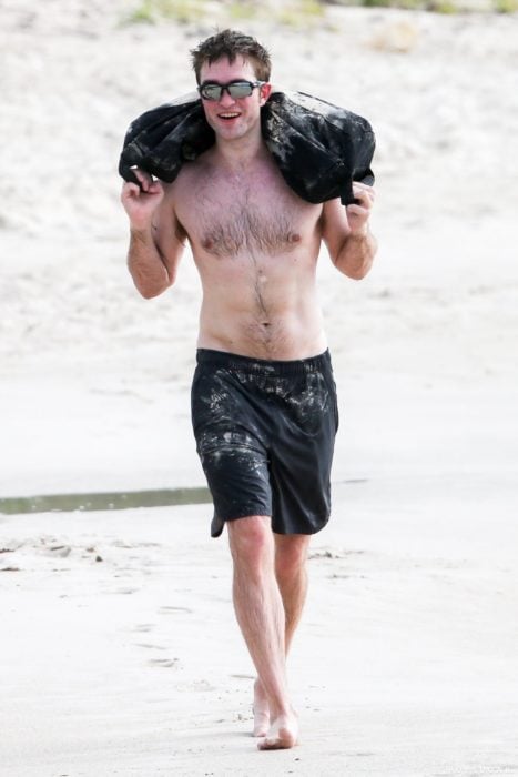 Robert Pattinson corriendo con un costal de piedras sobre sus hombros para entrenar y convertise en el mejor Batman 