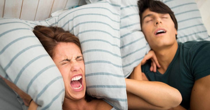 Ronquidos de la pareja quitan tres horas de sueño