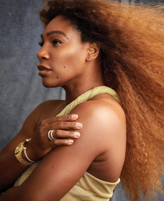 Serena Williams posando para la revista Harper's Bazaar sin maquillaje, con su cabello rizado al natural 