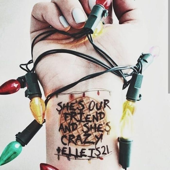 Tatuaje inspirado en Stranger Things con una frase de Eleven
