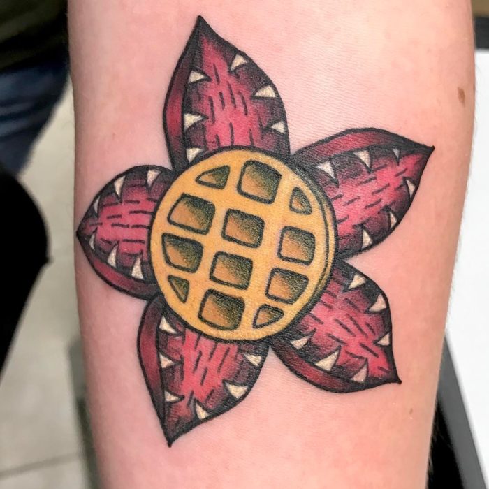 Tatuaje inspirado en Stranger Things con un waffle