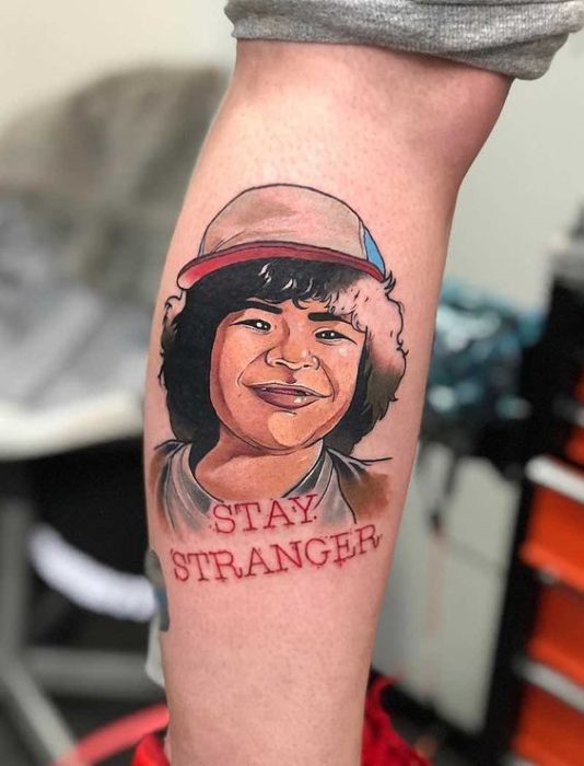 Tatuaje inspirado en Stranger Things con el rostro de Dustin