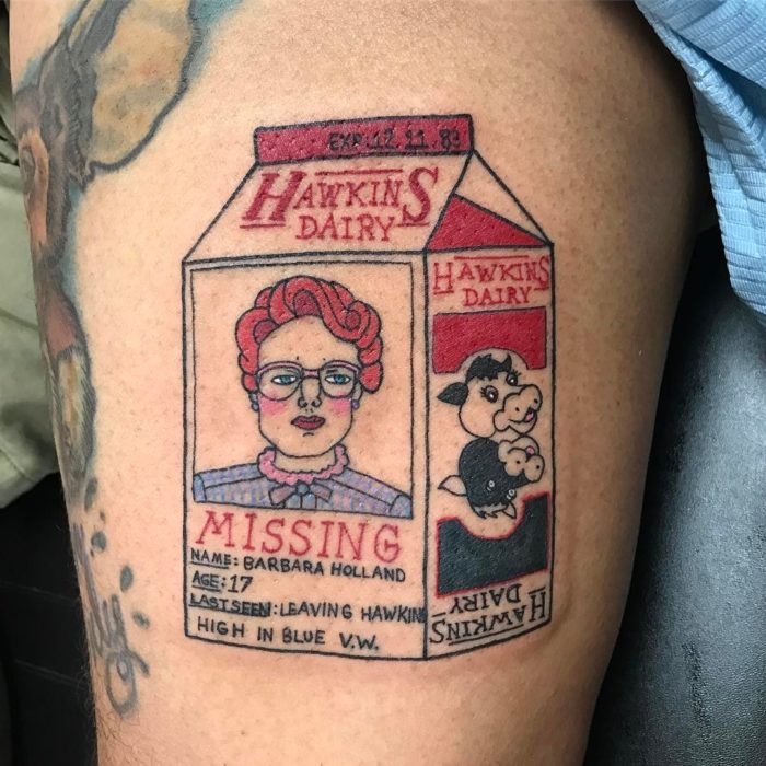 Tatuaje inspirado en Stranger Things con un empaque de leche con el rostro de Barbara