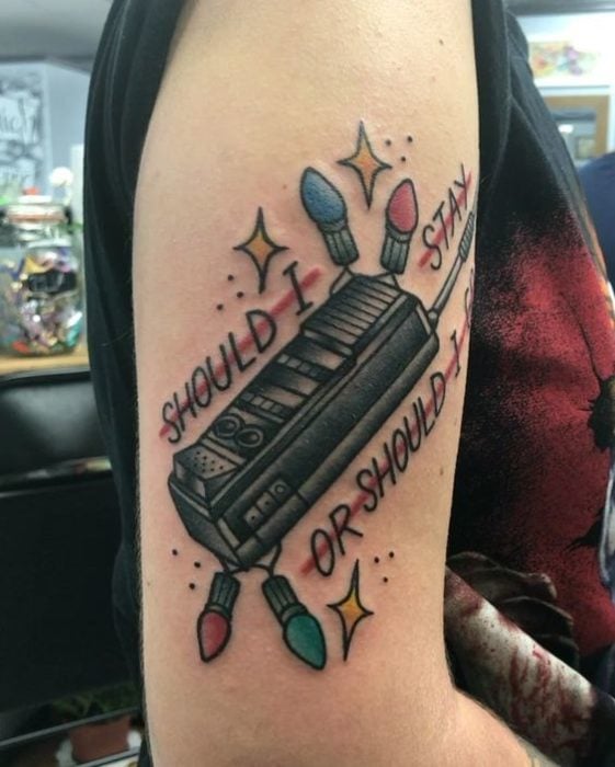 Tatuaje inspirado en Stranger Things con un radio walkie-talkie
