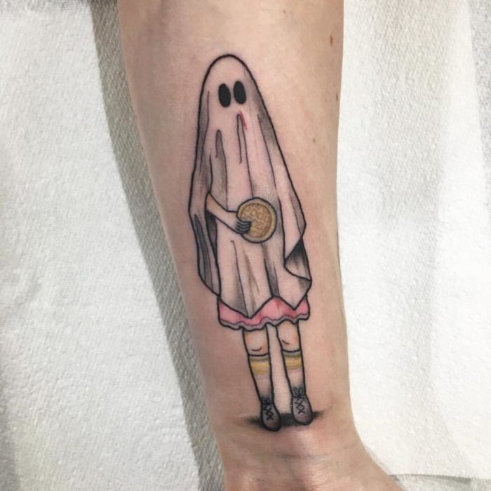 Tatuaje inspirado en Stranger Things con Eleven cubierta con una sábana blanca