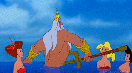Rey Tritón, papá de Ariel, lanza arcoiris con su tridente en La Sirenita de Disney