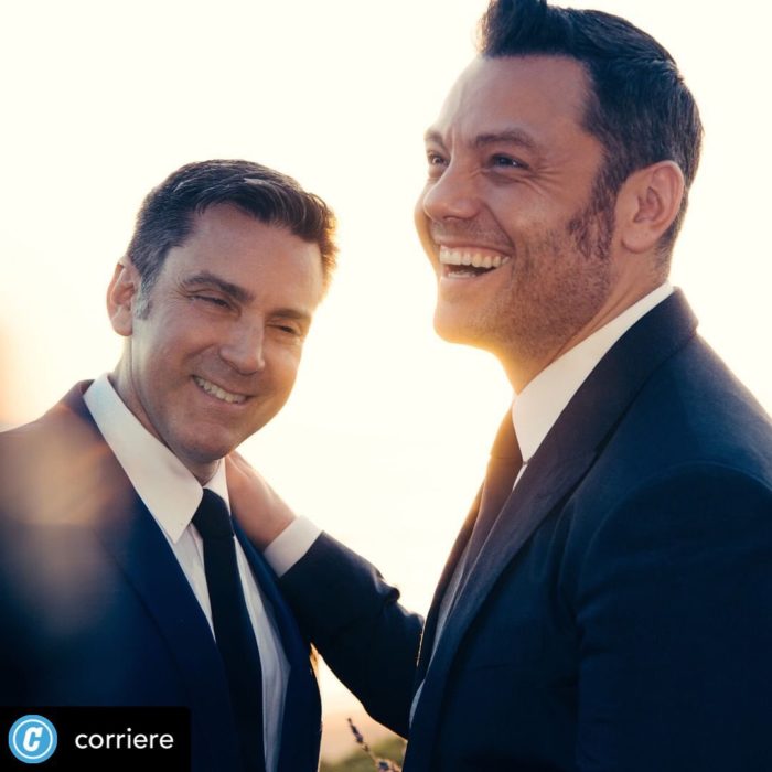 Tiziano Ferro y su esposo Víctor Allen sonriendo durante una puesta de sol 