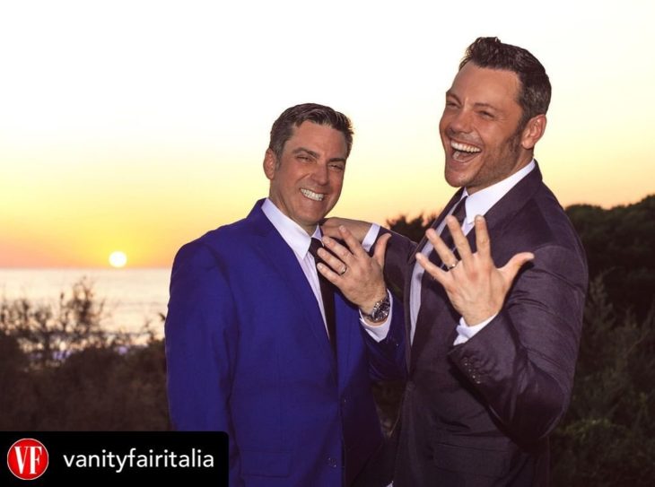 Tiziano Ferro junto a su esposo Víctor Allen mostrando ambos sus anillos de boda 