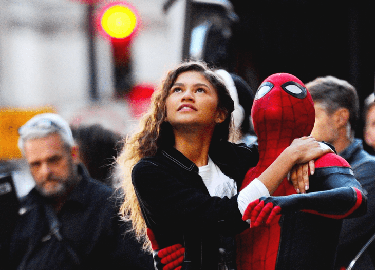 Tom Holland y Zendaya abrazados, escena de la película Spider-Man: Lejos de casa