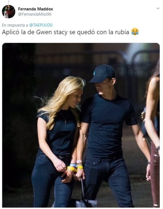 Tom Holland tomado de la mano caminando junto a una chica rubia 