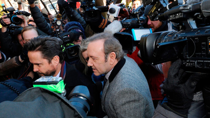 Kevin Spacey abordado por los medios saliendo de su audiencia