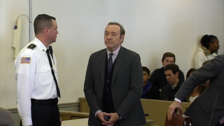 Kevin Spacey dentro de la corte, de pie junto a un policía