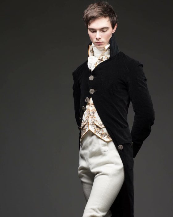 Zack Pinsent, chico que viste ropa vintage de 1820; hombre con vestimenta antigua de Mr. Darcy; saco negro con botones grandes, pantalones blancos y chaleco con flores doradas