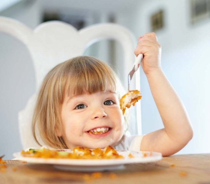 Niña a punto de comer atún