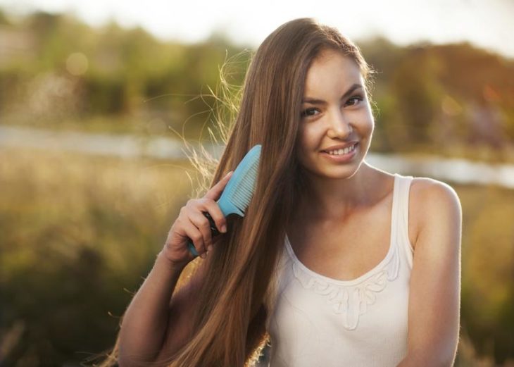 Bañarte por la noche ayudará a tener un cabello dócil por la mañana