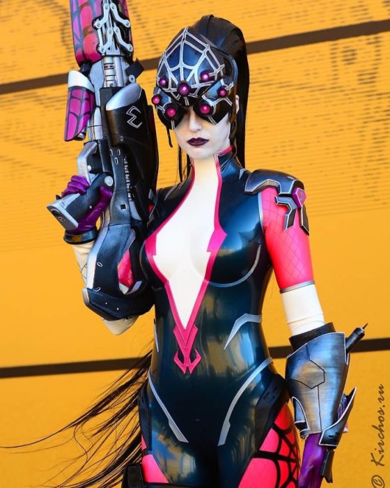 Chica vestida de Widowmaker de Overwatch en la starcon de Rusia 