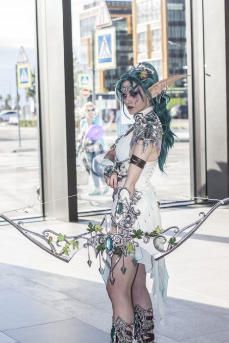 Mujer vestida como Tyrande del mundo de Warcraft en la starcon de Rusia 