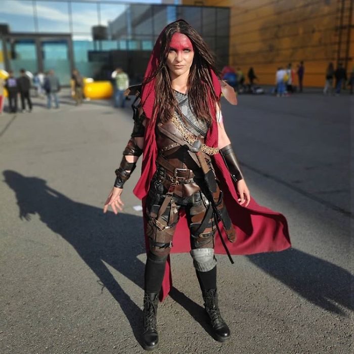 Chica vestida de Octavia Blake de los 100 en la Starcon de Rusia 