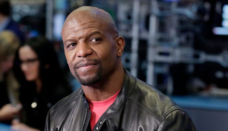 Actor Terry Crews con chamarra de piel