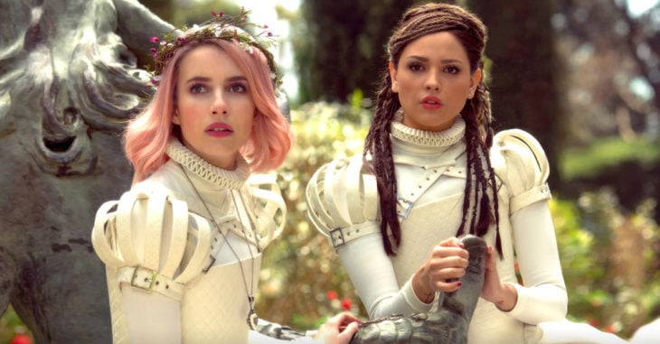 Eiza González y Emma Roberts juntas en la película 'Paradise Hills'
