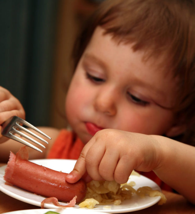 Le salsicce fanno male ai bambini