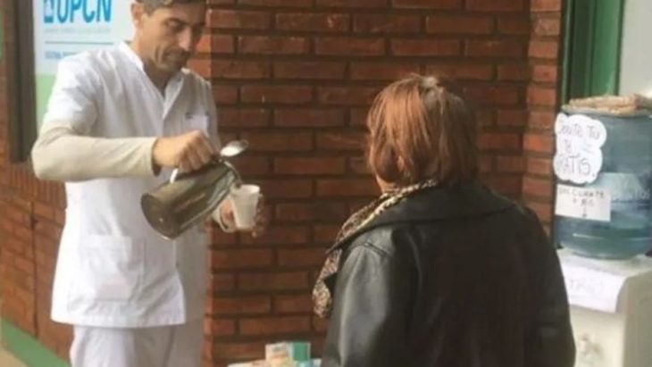 Farmacia ofrece té y comida para necesitados