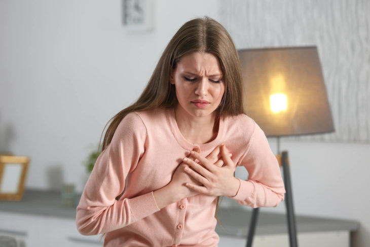 Mujer tocándose el corazón