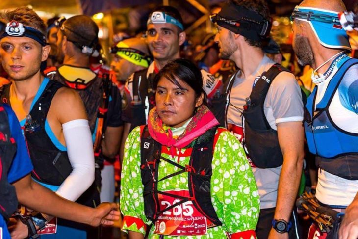 antes de iniciar una carrera Lorena Ramírez la corredora rarámuri con otros participantes